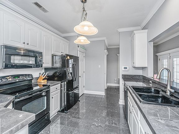 4th image of 69 King Charles Cir