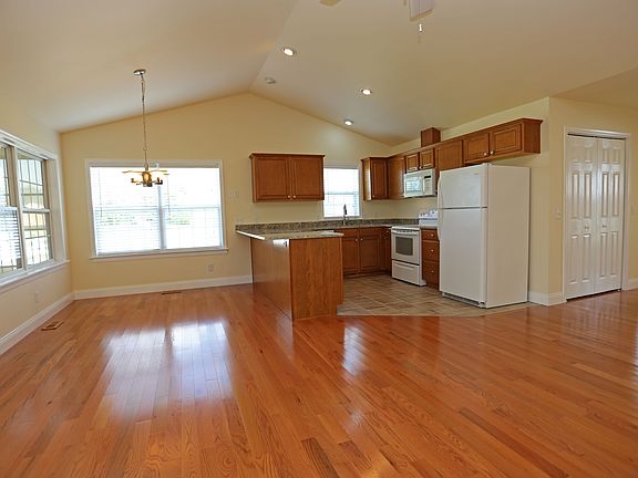 2nd image of 30933 Clubhouse Cir