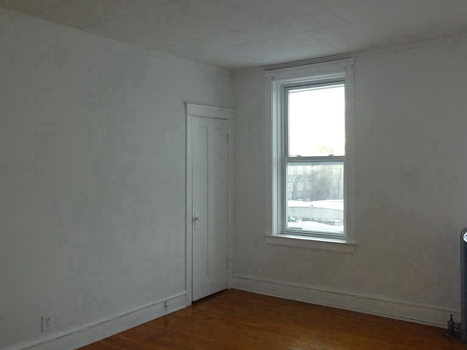 Large Bedroom With 2 Large Closets