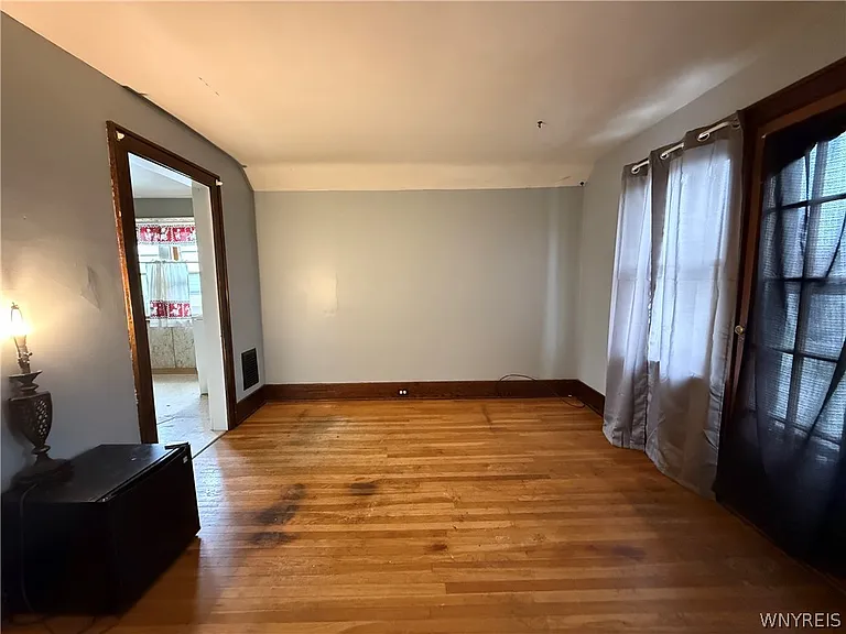 733 Lasalle Ave — Photo 6