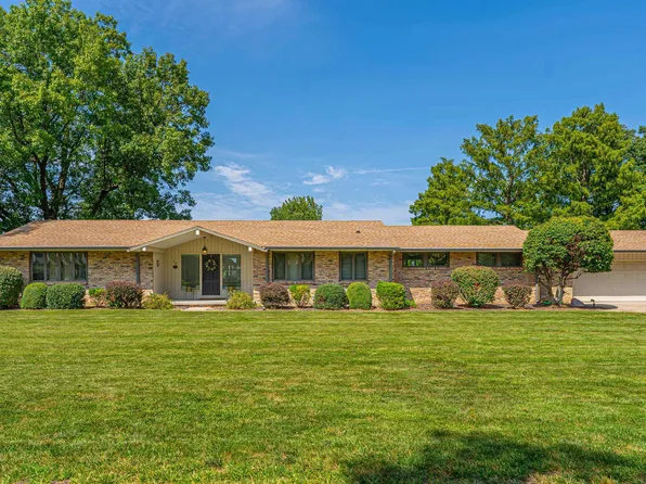 10 Saint Andrews Dr, Lincoln, IL 62656