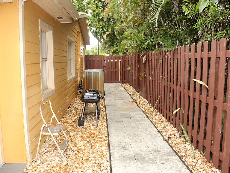 1558 NE 30th St — Photo 28