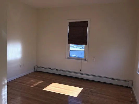 Rented by Halvatzis Realty | media 21