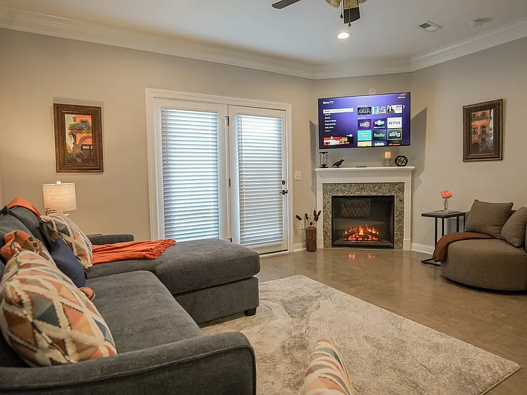 403 Peyton Pl — Photo 2