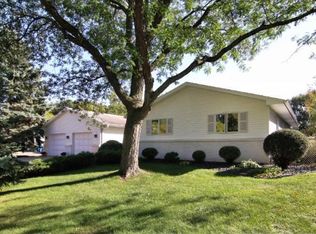10250 S Oak Shore Dr, Lakeville, MN 55044