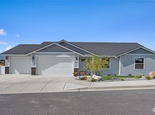 876 N Newport Loop, East Wenatchee, WA