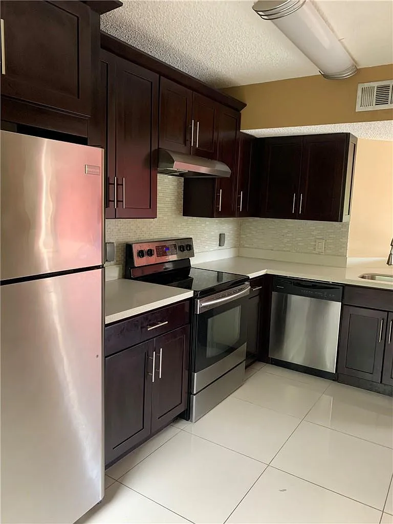 3 bed, 2.0 bath, 1166 sqft, $2,350 — Photo 2