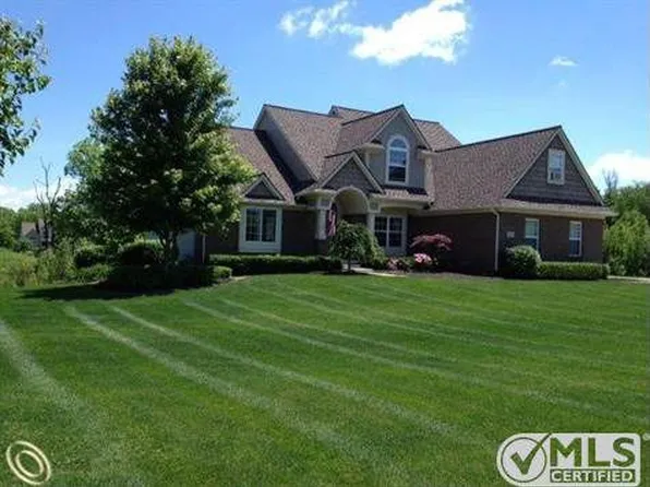 7466 Big Bend Trl, White Lake, MI 48383