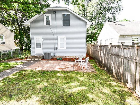 3rd image of 2721 Webster Ave S
