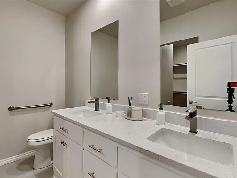 7020 Labelle Dr — Photo 15