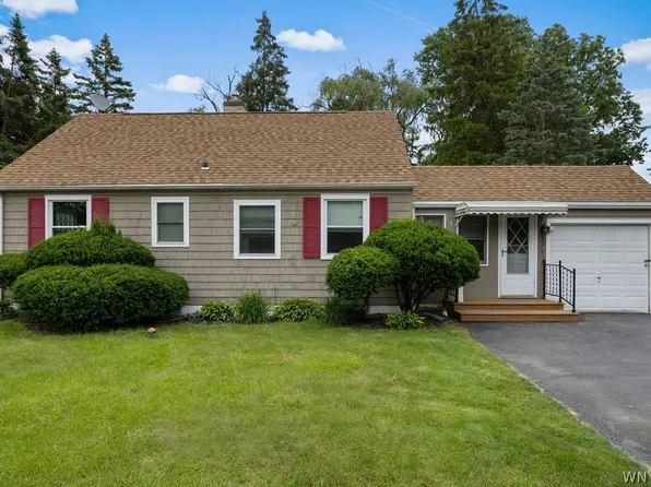 8291 Laughlin Dr, Niagara Falls, NY 14304