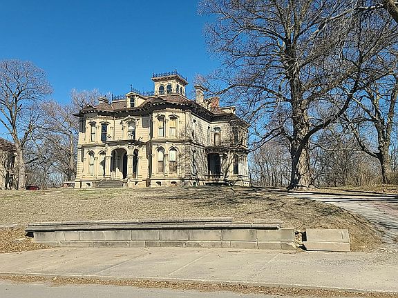 5th image of 703 Hall St