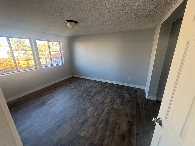 418 1/2 Glendale Way — Photo 3