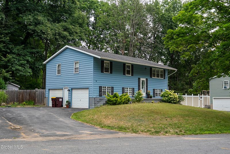 3rd image of 14 Deerleap Place