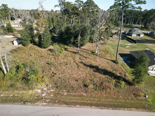 826 Forest Ln, New Caney, TX 77357