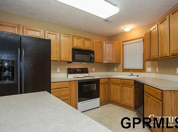 5th image of 560 Lakeside Dr