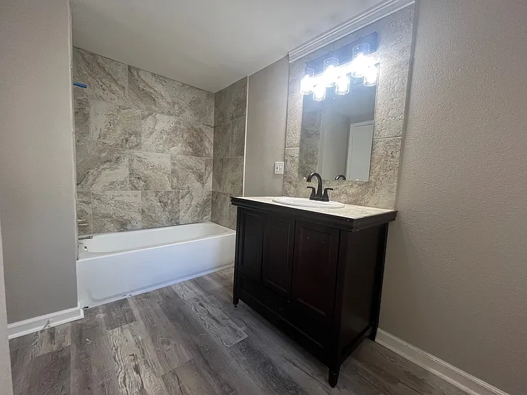 1010 Avenue K — Photo 17