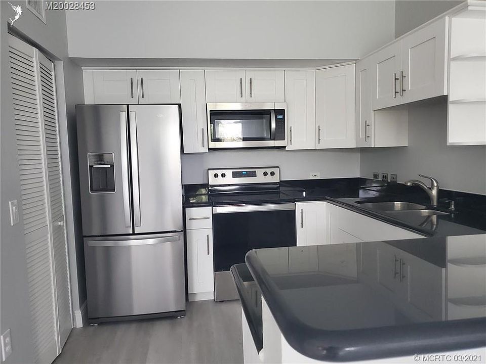 1st image of 524 Villa Cir #524