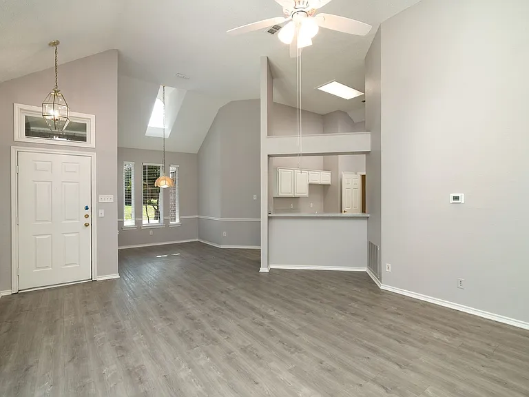 1329 Maywood Ct — Photo 6