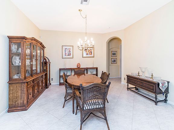 5th image of 6981 Castlemaine Ave