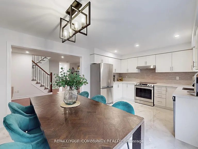 52 Four Seasons Cres — Photo 2