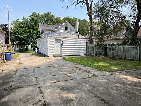 3rd image of 1004 Logan St SE