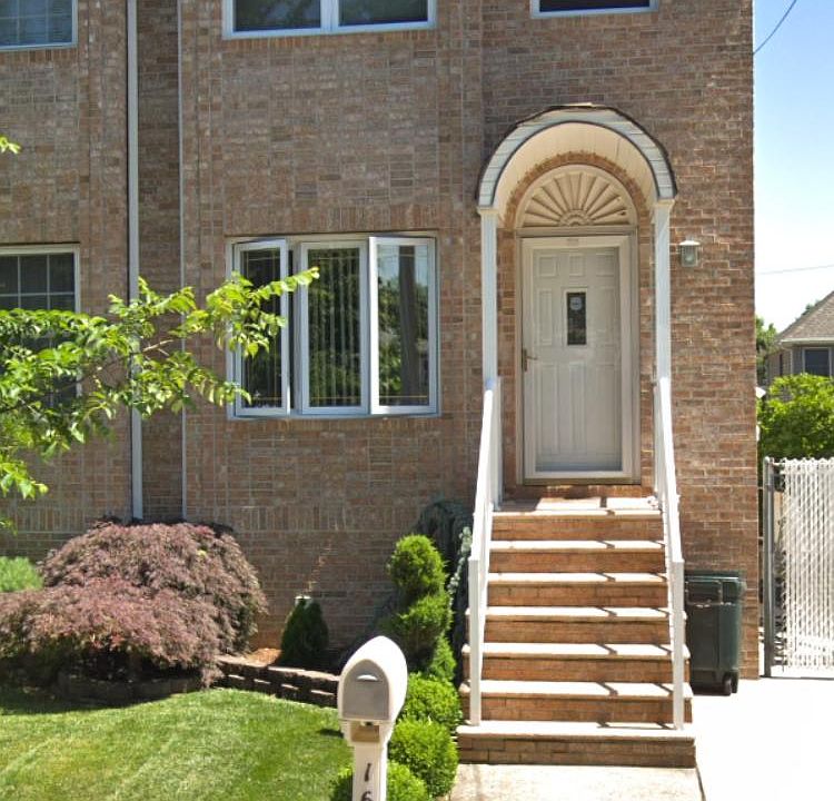 Beautiful semi on a great block, walk to train