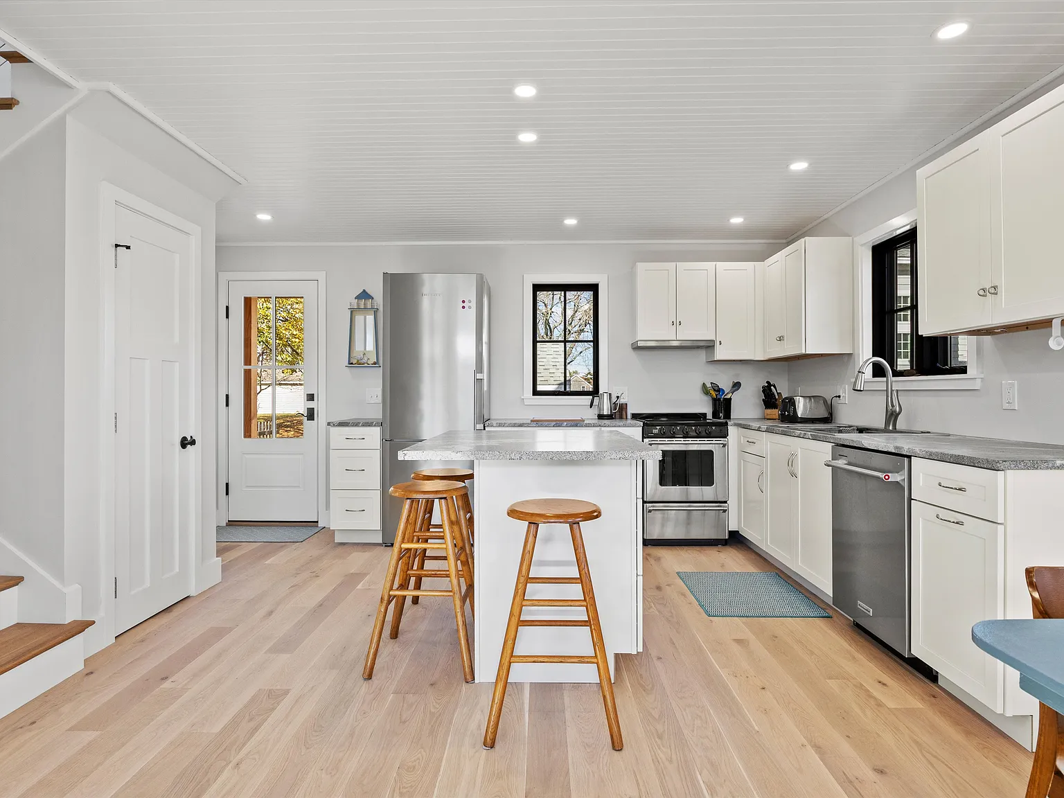 2 bed, 1.5 bath, $3,000 — Photo 2
