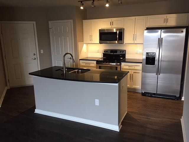 Quartz Counter Tops! Trendy White cabinets! Stainless Kenmor