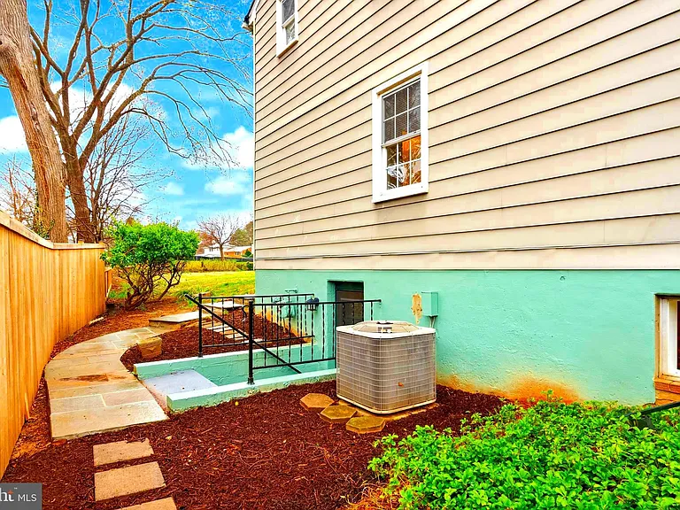 7109 Davis Ct — Photo 48