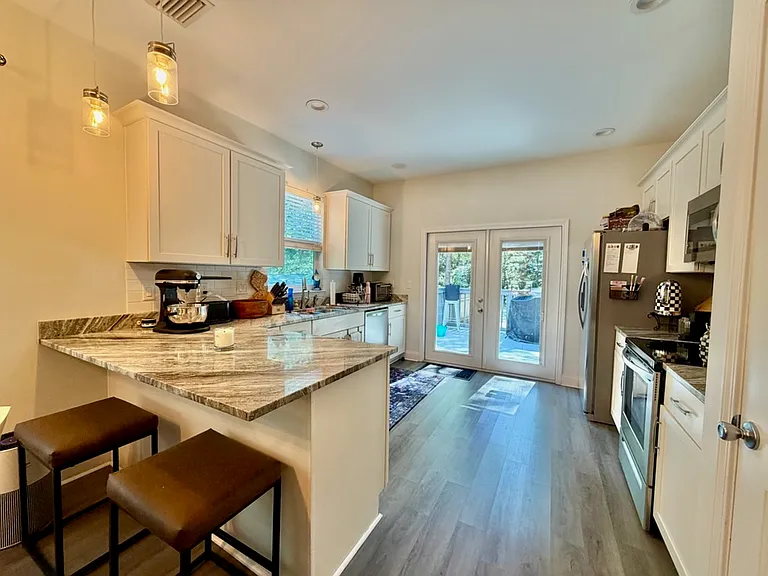 411B Redwood Ave — Photo 3