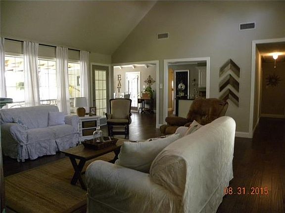 4th image of 571 Oakwood Dr
