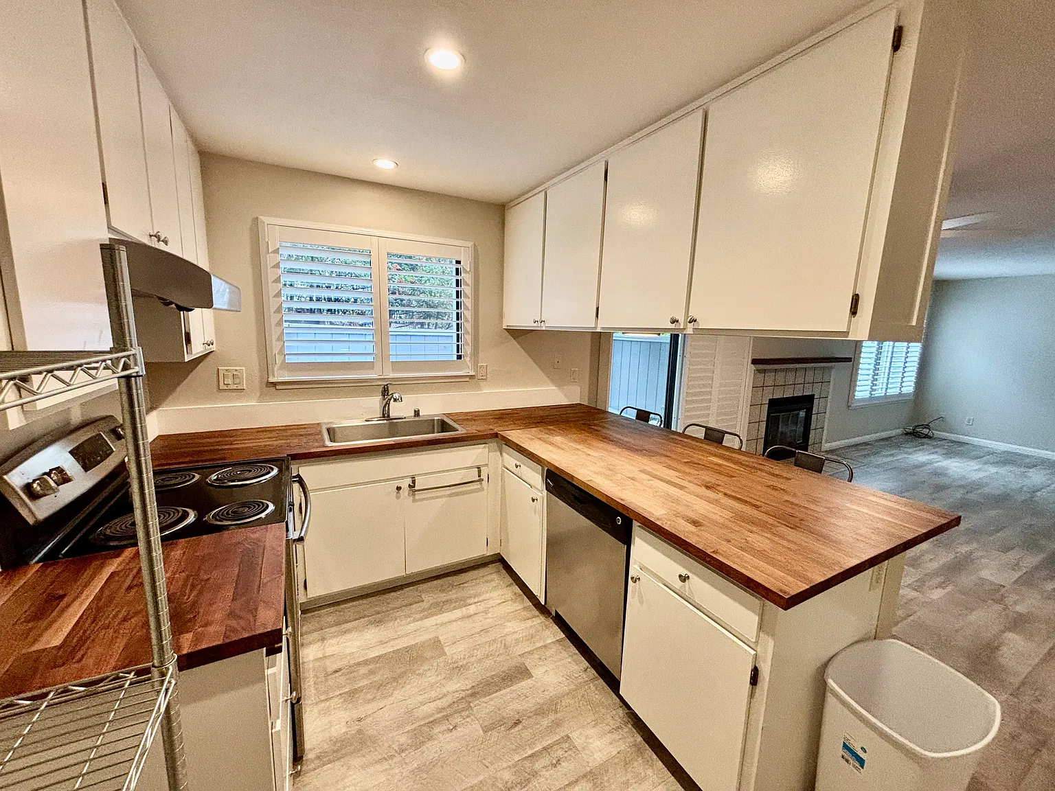 2 bed, 900 sqft, $3,300 — Photo 2