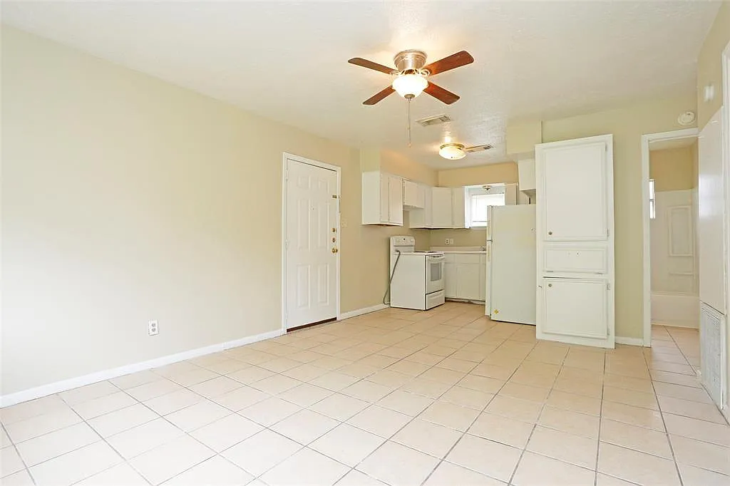 2 bed, 1.0 bath, 1164 sqft, $895 — Photo 2