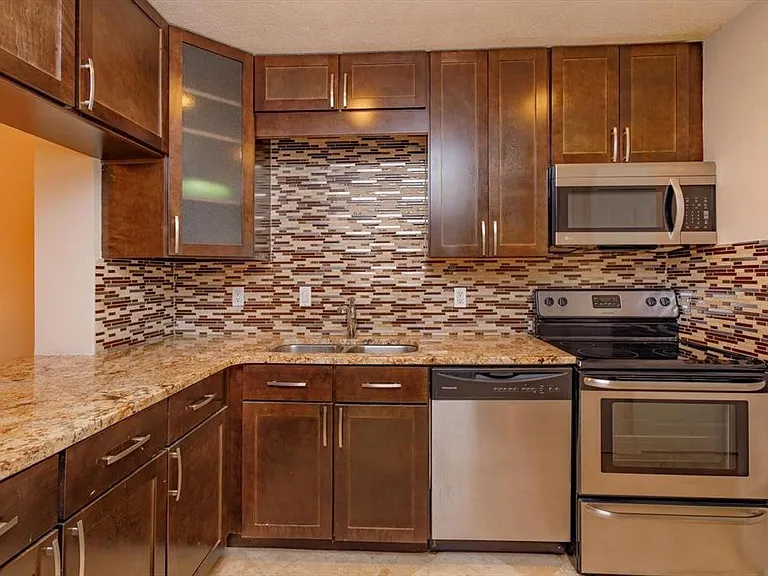 5303 Indian Creek Dr #D — Photo 3