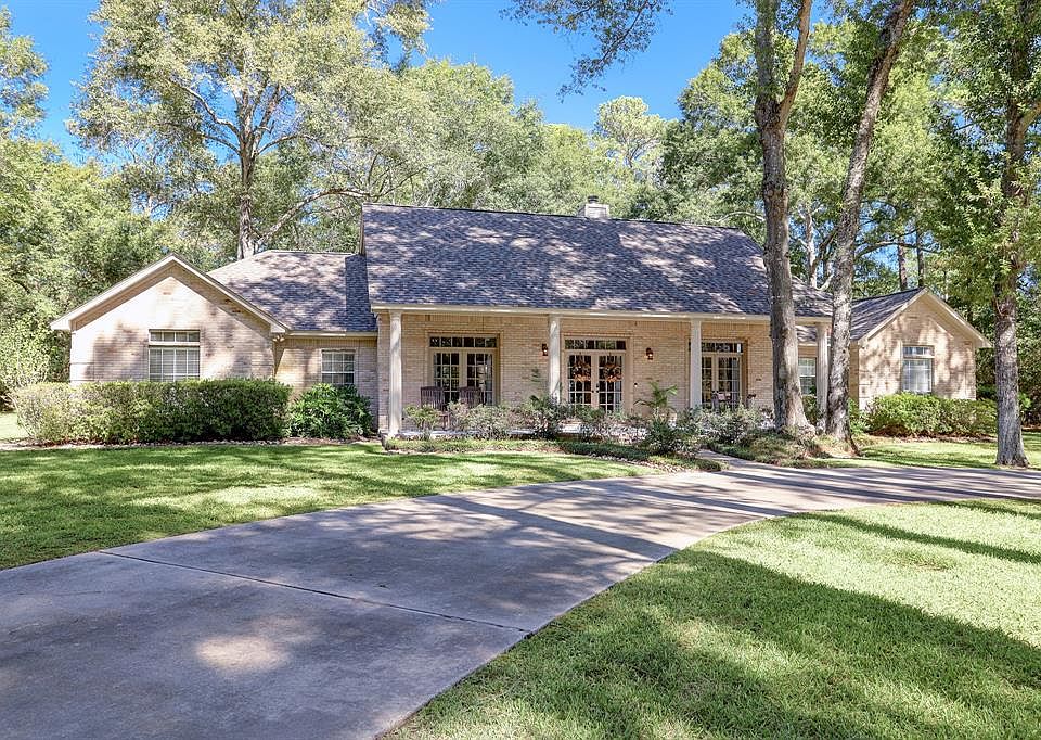 GREAT curb appeal on this Hunterwood GEM! Circle drive gives this home great parking and access.