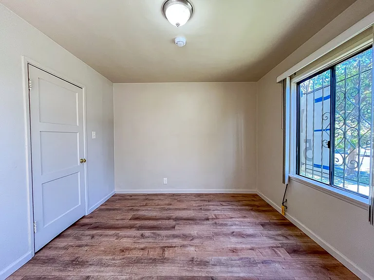 6605 S Van Ness Ave — Photo 17