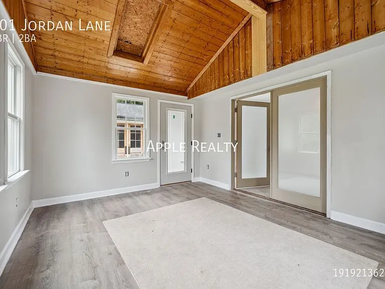 101 Jordan Ln — Photo 14