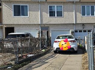 22 Long Pond Ln, Staten Island, NY 10304