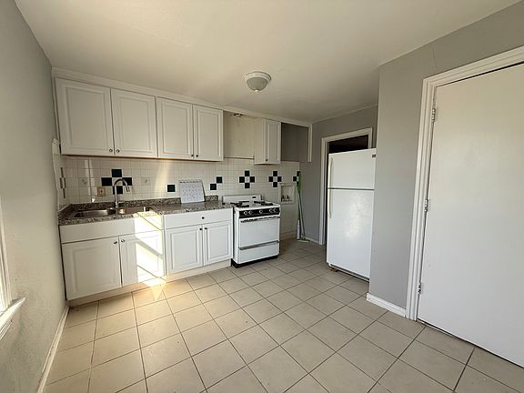 4th image of 2240 Riverview Dr APT D