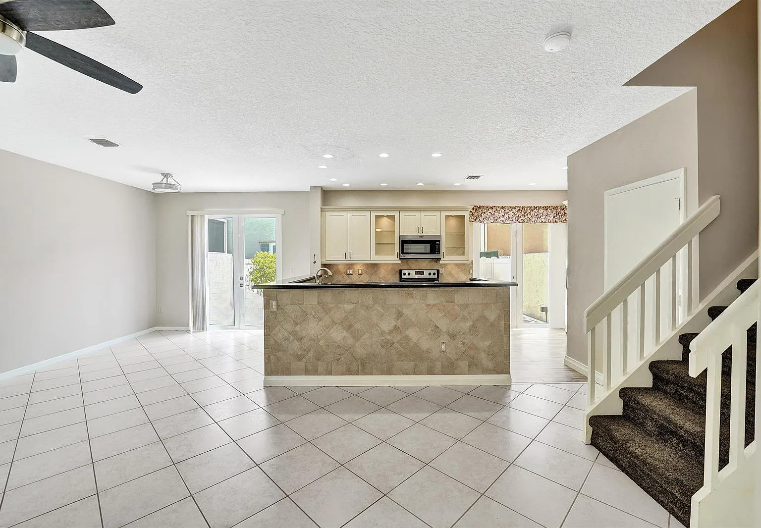 3 bed, 2.5 bath, 1515 sqft, $3,400 — Photo 2