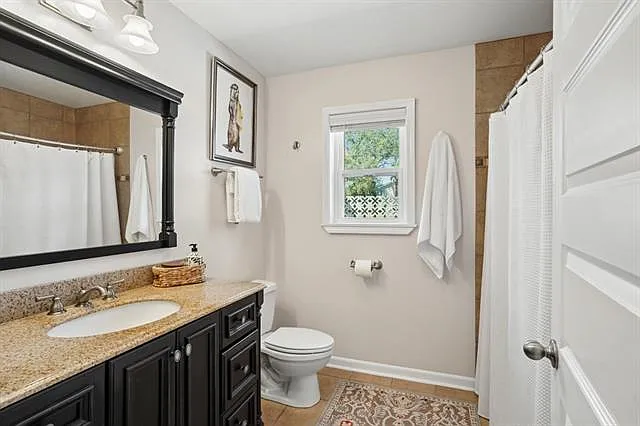 102 N Dabney Dr — Photo 15
