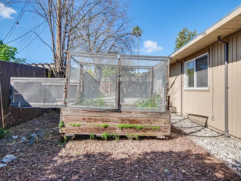 485 Emmons Dr — Photo 6
