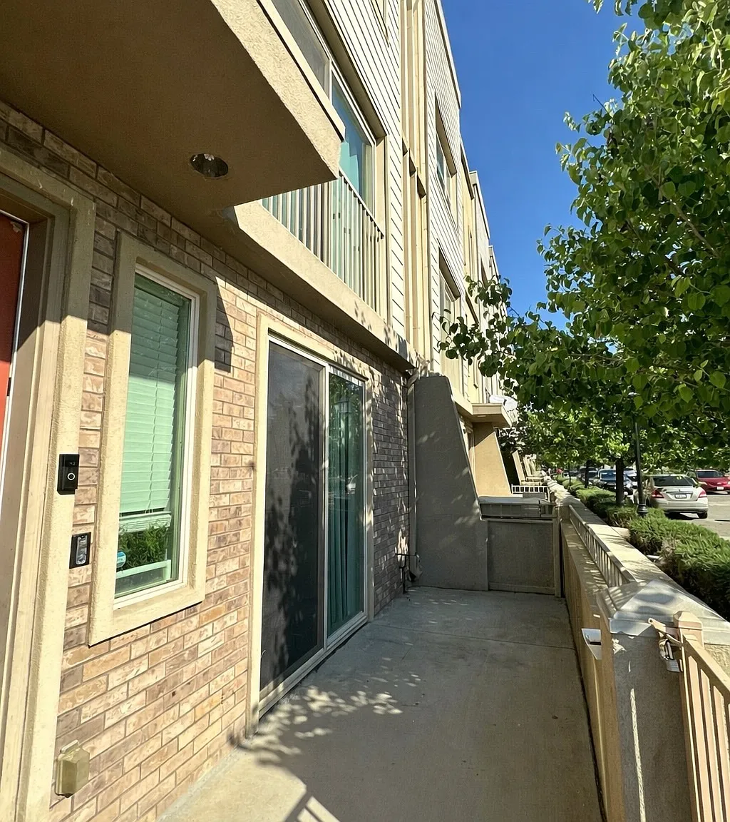 3 bed, 2.5 bath, 1859 sqft, $2,300 — Photo 4