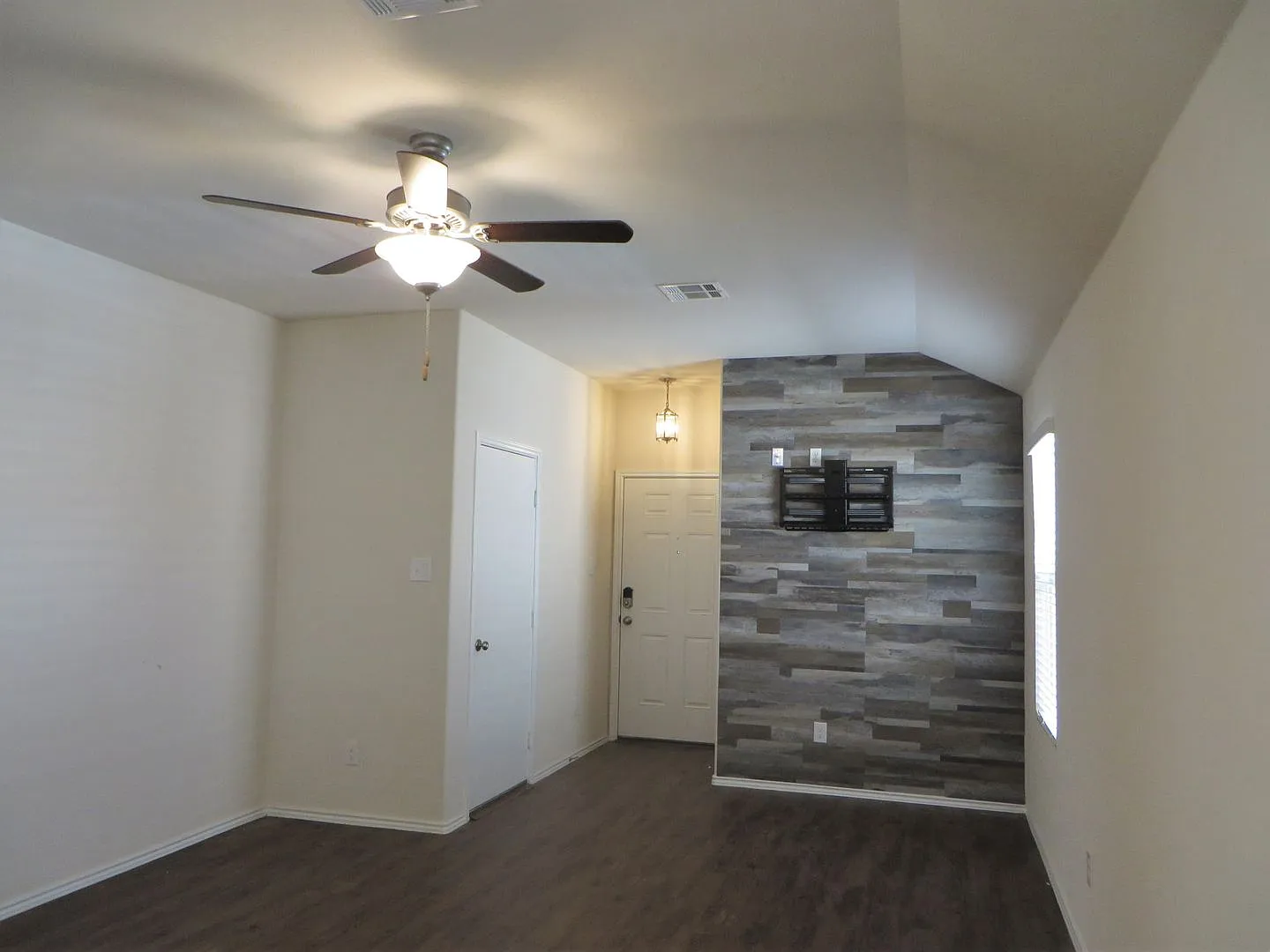 3 Bedroom 2 Bathroom Sonterra Jarrell Home — Photo 3