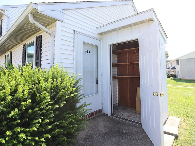 244 Colonial Dr — Photo 4