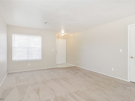 5th image of 989 Trackers Glen Ave