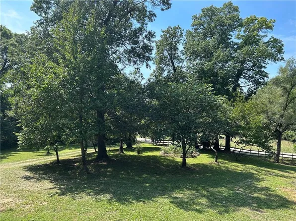 28846 251st St, Easton, KS 66020