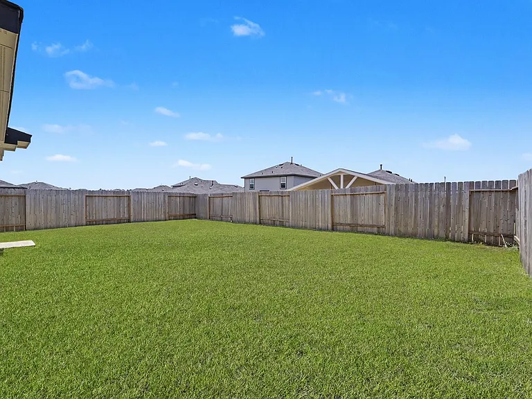 40839 Hawthorne Glades St — Photo 33