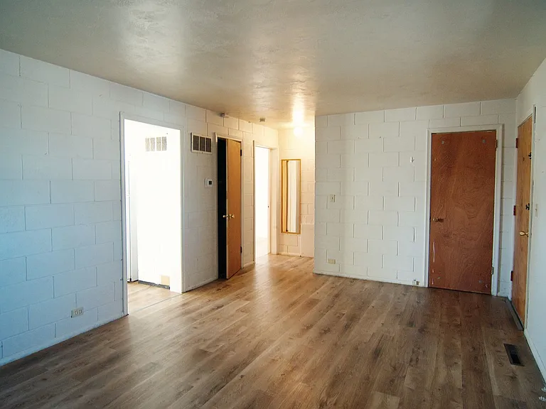 781 Oxford Dr — Photo 2
